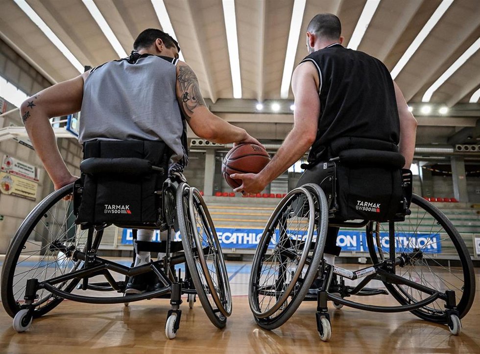 Decathlon España apuesta por el deporte adaptado con el lanzamiento de una colección específica de textil y material.
