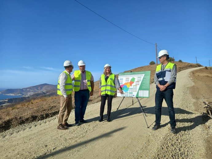 Visita de la delegada de Agricultura, Pesca, Agua y Desarrollo Rural de la Junta en Granada, Celia Santiago,  junto a los alcaldes de los municipios de Polopos, La Mamola, Carchuna y Calahonda.