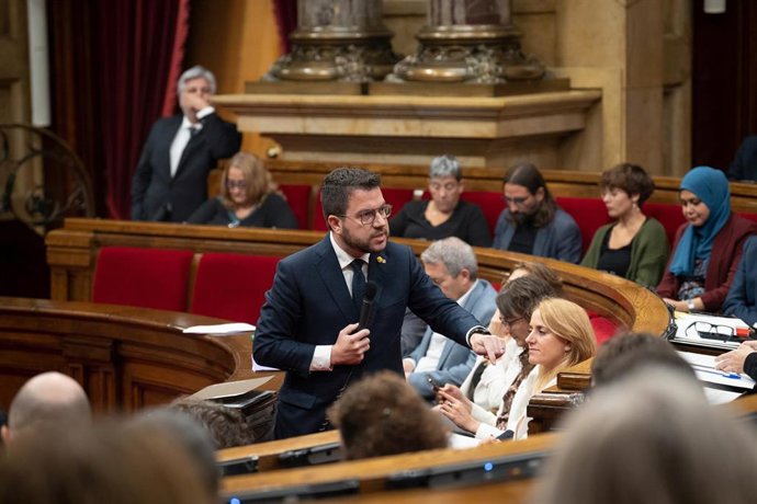 El presidente de la Generalitat, Pere Aragons, interviene durante una sesión de control del Govern en el Pleno del Parlament, a 9 de noviembre de 2022, en Barcelona, Cataluña (España). Aragons y los consellers afrontan la sesión de control, en la que 