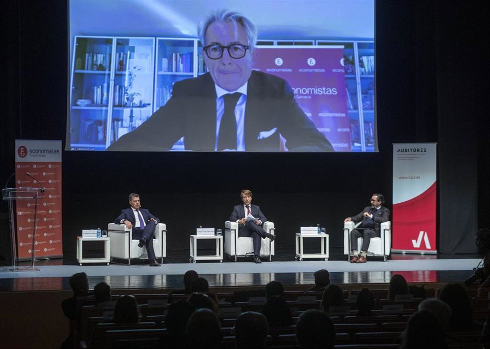 El Consejero Ejecutivo De BBVA, José Manuel González Páramo Y El Conselleiro De Facenda E Administración Pública, Miguel Corgos, Entre Otros Profesionales, En Las VII Xornadas De Auditoría E Contabilidade De Galicia.