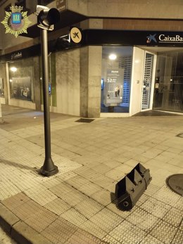 Una persona fue denunciada tras ser sorprendida por una patrulla dando varios golpes al báculo de un semáforo después de mantener una discusión con otro individuo.