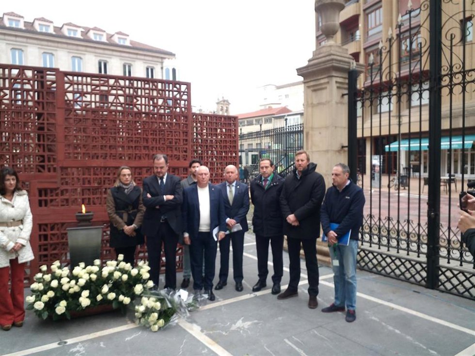 Iturgaiz ha presidido este jueves un acto de PP+Cs en memoria de las víctimas celebrado frente a la escultura 'Gauerdiko Iparrorratza-Brújula de Medianoche'