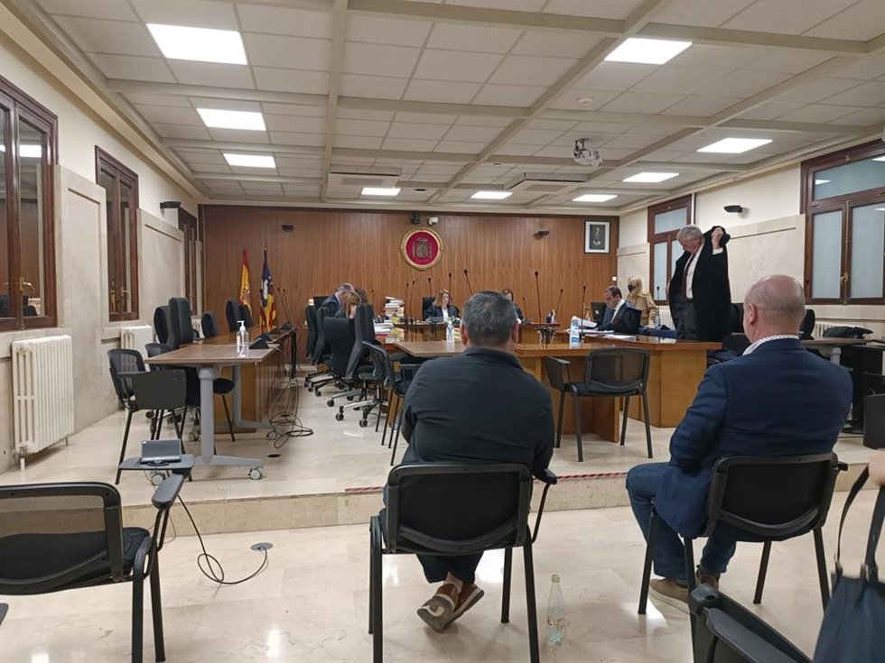 Los dos acusados en el caso Punta Prima, durante la segunda jornada del juicio en la Audiencia Provincial de Baleares.