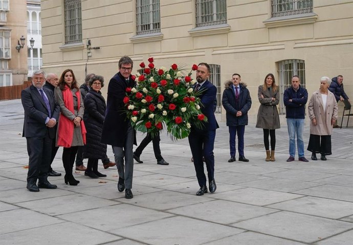 El alcalde de Vitoria, Gorka Urtaran, junto al delegado del Gobierno en el País Vasco, Denis Itxaso