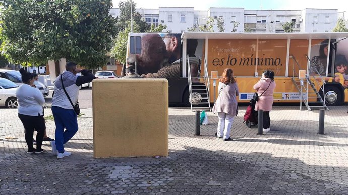 El autobús del IMV está este jueves en el Polígono Sur de Sevilla.