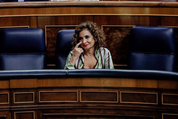 La ministra de Hacienda, María Jesús Montero, durante una sesión plenaria en el Congreso de los Diputados, a 3 de noviembre de 2022, en Madrid (España). El Pleno del C, ongreso vota la convalidación del decreto ley que implanta medidas para abaratar el 