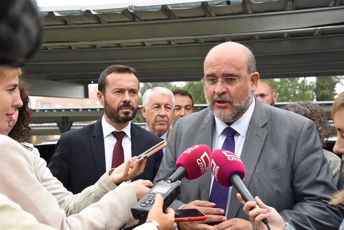 El vicepresidente Martínez Guijarro, que ha inaugurado el parking fotovoltaico de la Consejería de Desarrollo Sostenible.