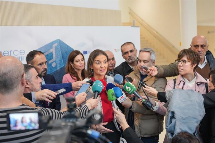 La ministra de Industria, Comercio y Turismo, Reyes Maroto, ofrece declaraciones a los medios en el Congreso Urban Commerce 2022, en el Palacio de Congresos Europa de Vitoria, a 10 de noviembre de 2022, en Vitoria-Gasteiz, Álava, País Vasco (España).