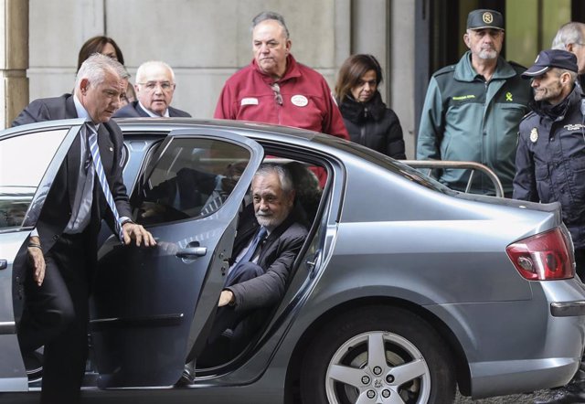 Archivo - El ex-presidente de la Junta de Andalucía, José Antonio Griñán (c), a su llegada al juicio del caso ERE en la Audiciencia Provincial