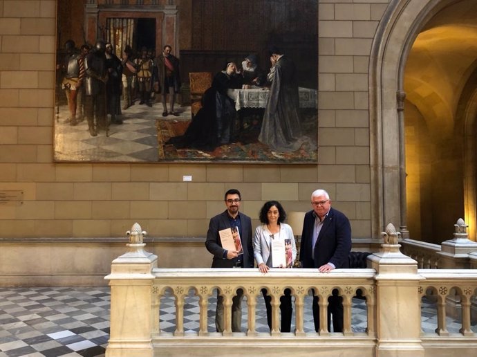 A la izda., el vicerrector de Patrimonio y Actividades Culturales de la UB, Agustí Alcoberro, junto a los dos editores del catálogo.