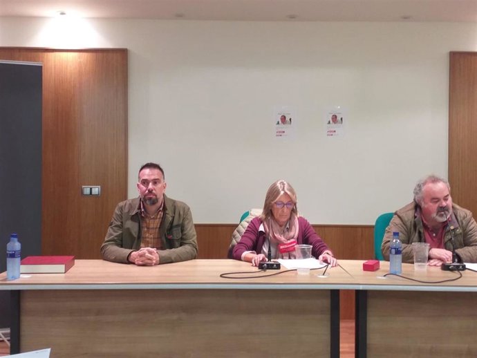 El secretario general de CCOO en Asturias, José Manuel Zapico (izda), participa en el homenaje póstumo al sindicalista Manuel Couto Noriega en el salón de actos de Caja Rural de Gijón