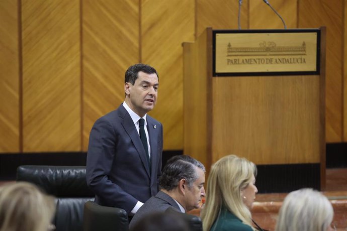 El presidente de la Junta de Andalucía, Juanma Moreno, este jueves en su respuesta a la portavoz de Adelante Andalucía, Teresa Rodríguez.