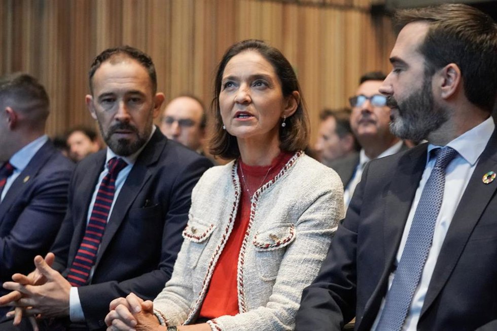 El delegado del Gobierno en el País Vasco, Denis Itxaso, la ministra de Industria, Comercio y Turismo, Reyes Maroto, y el Consejero de Turismo, Comercio y Consumo, Javier Hurtado, en el Palacio de Congresos Europa de Vitoria