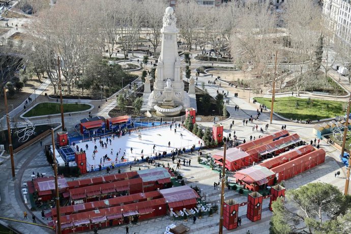 Archivo - Vista de la plaza de España donde se ve el mercadillo La Navideña, situado en la plaza de España.