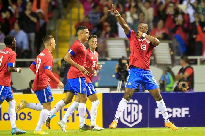 09 November 2022, Costa Rica, San Jose: Costa Rica's Kendall Waston (R) celebrates scoring his side's second goal during the International friendly soccer match between Costa Rica and Nigeria at Estadio Nacional de Costa Rica. Photo: Rafael Pacheco Gran