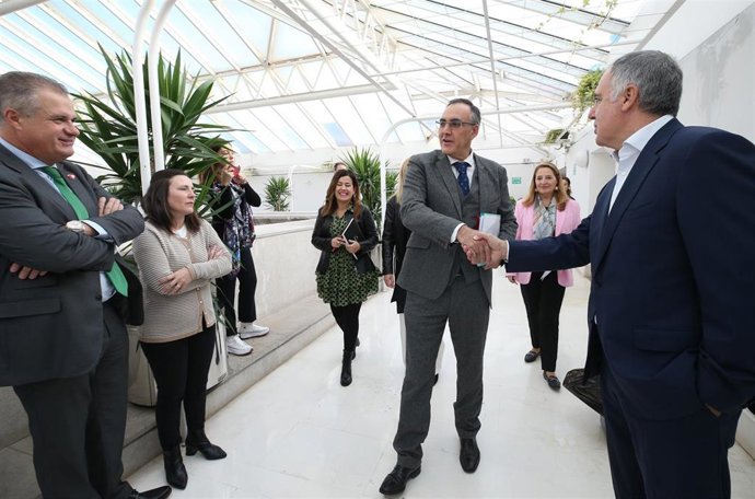 El consejero de Sanidad, Raúl Pesquera, acude a la Comisión de Hacienda del Parlamento para informar del presupuesto para 2023