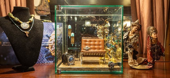 Una de las vitrinas de la exposición 'Joyas del diseño contemporáneo' impulsada por Vicente Gracia Art Jewellery y el estudio Pepe Cabrera en homenaje a la World Design Capital