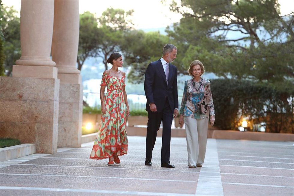 Archivo - Los Reyes, Felipe VI (c) y Letizia (1i), y la Reina Sofía (1d) a su llegada a una recepción ofrecida a las autoridades de las Illes Baleares y a una representación de la sociedad balear, en el Palacio de Marivent, a 4 de agosto de 2022.