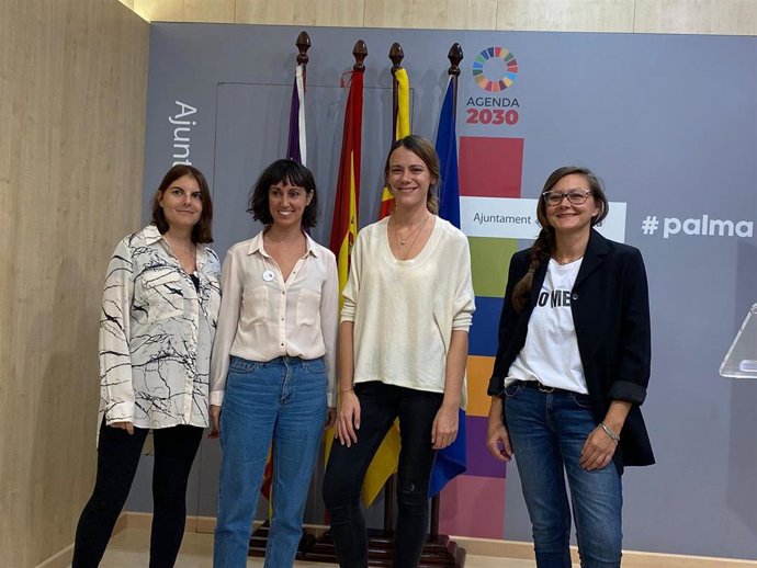 Las técnicas de Inserción Laboral de  Soib Joves, Alba Reinés y Esperanza de las Heras, junto a la regidora de Participación Ciudadana, Claudia Costa, y la directora artística Elisa Martínez.