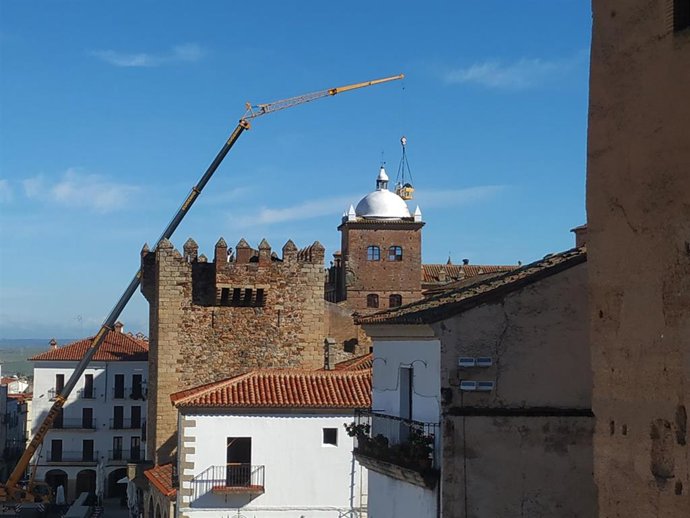 Operarios pintando de blanco la cúpula del Palacio de Toledo-Moctezuma de Cáceres