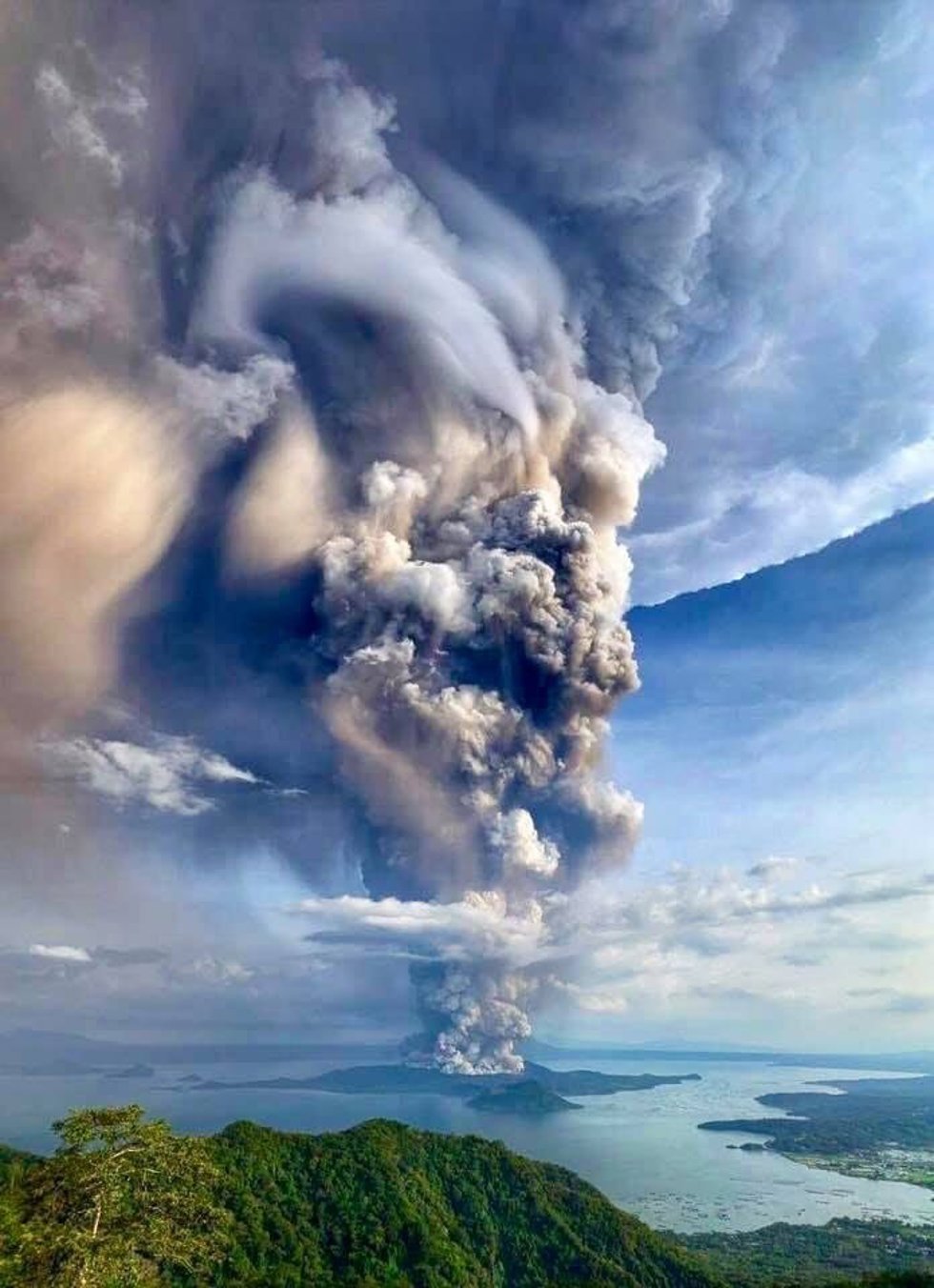 Archivo - Científicos de Involcan detectan una señal de alerta temprana antes de la erupción del volcán Taal, en Filipinas
