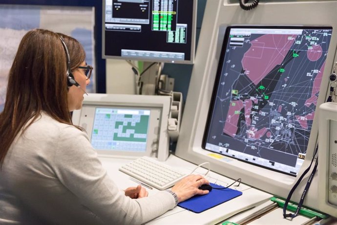 Archivo - Controladora aérea en un Centro de Control de Enaire.