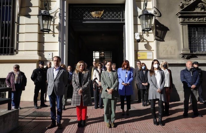 La delegada del Gobierno en la Comunidad de Madrid, Mercedes González, ha participado este jueves en el minuto de silencio convocado ante la sede de la institución que dirige como muestra de "repulsa y condena" del doble crimen machista de Móstoles