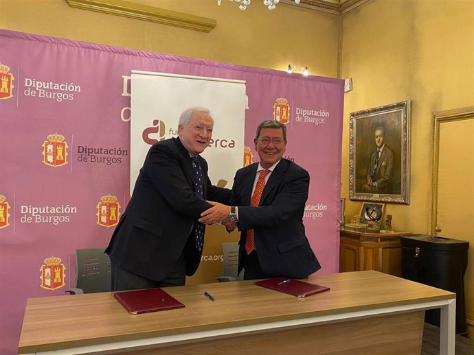 Los presidentes de la Fundación Atapuerca y la Diputación de Burgos, Antonio Miguel Méndez Pozo y César Rico, respectivamente, durante la renovación de un convenio de colaboración entre ambas entidades.