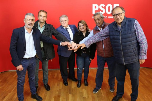 Vélez, tercero por la izquierda, presenta la proposición de ley para regular la quema de restos vegetales en la Región