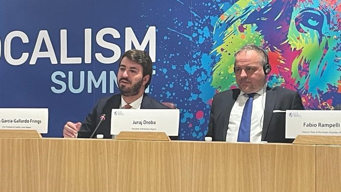 Garcia-Gallado (I) durante su intervención en la Cumbre Anual de Localismo.