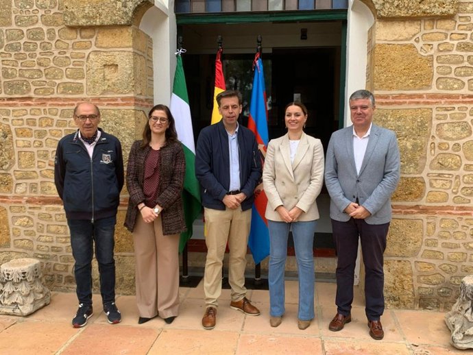 La delegada territorial de Turismo, el alcalde de Mairena del Alcor y el director del Instituto Andaluz del Flamenco, entre otros, en la presentación de las actividades programadas por la Junta en la provincia por el Día Mundial del Flamenco.