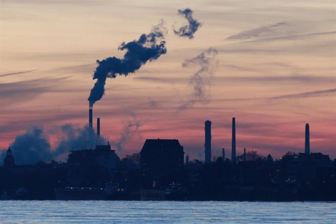 Archivo - Contaminación por el humo de una fábrica en Colonia, Alemania
