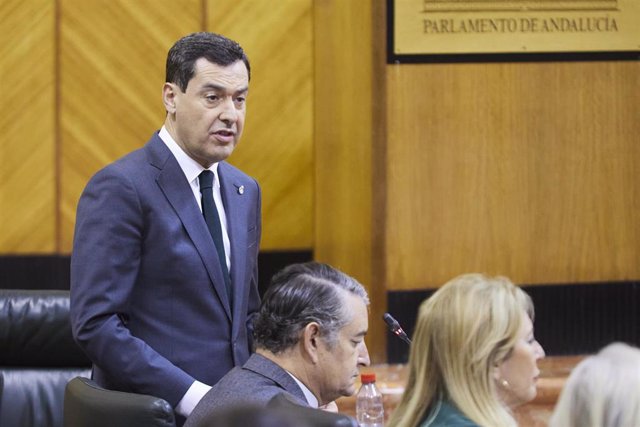 El presidente de la Junta de Andalucía, Juanma Moreno, este jueves ante el Pleno del Parlamento de Andalucía