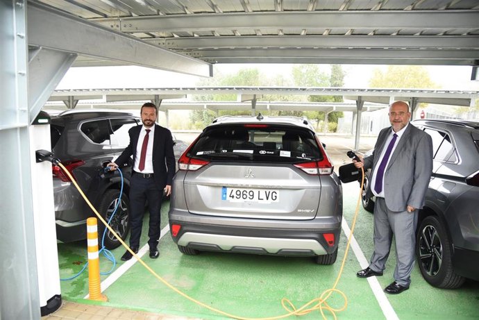 L vicepresidente de Castilla-La Mancha, José Luis Martínez Guijarro, acompañado por el consejero de Desarrollo Sostenible, José Luis Escudero, en la inauguración.