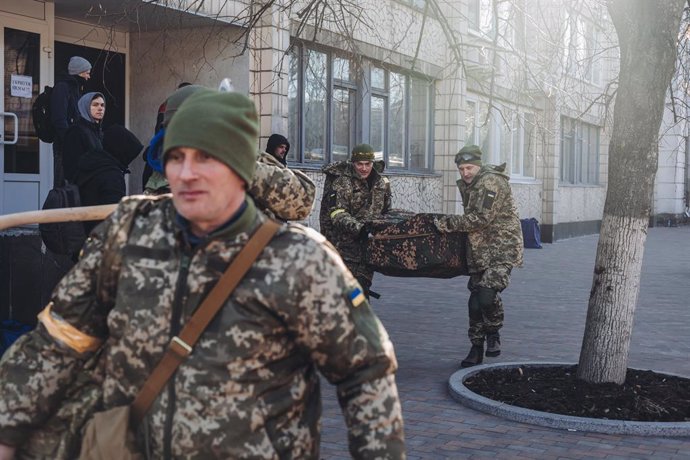 Archivo - Uns soldats transporten material militar a Ucrana.