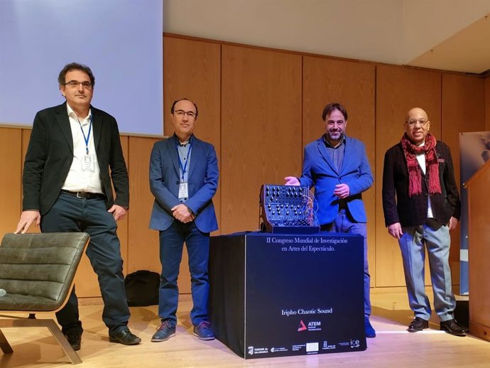 El concejal salmantino, Fernando Castaño, segundo por la derecha, muestra el sintetizador analógico que reproduce música creada por inteligencia artificial junto a responsables del proyecto.