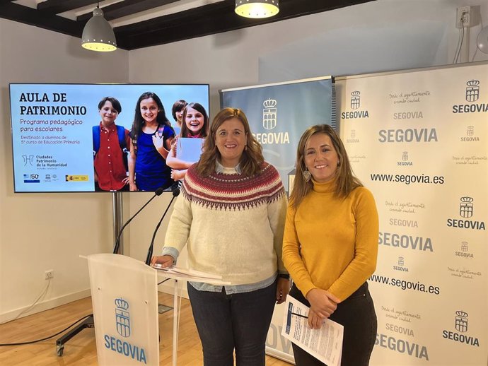 La alcaldesa de Segovia, Clara Martín, y la concejala de Educación, Ana Peñalosa, en la presentación del proyecto.