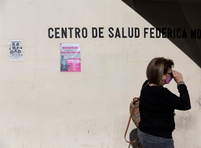 Una mujer pasa por delante del Centro de Salud Federica Montseny del Servicio de Urgencias de Atención Primaria (SUAP)