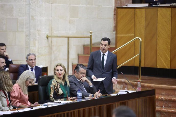 El presidente de la Junta, Juanma Moreno, en el Pleno del Parlamento.