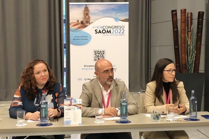 Presidente de la SAOM, Antonio Rueda Domínguez; la vicepresidenta, Ana Laura Ortega, y la responsable del Comité Científico del Congreso, Elisabeth Pérez, durante la atención a medios en el marco del IX Congreso de la Sociedad Andaluza de Oncología Médi
