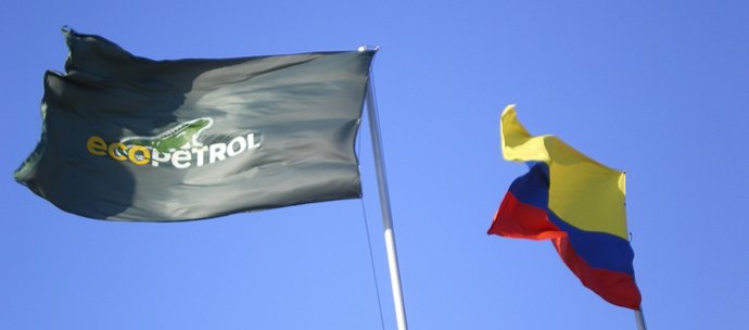 Archivo - Bandera de Ecopetrol y de Colombia