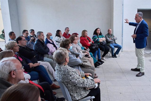Reunión de vecinos de Sanz con vecinos de la Macarena.