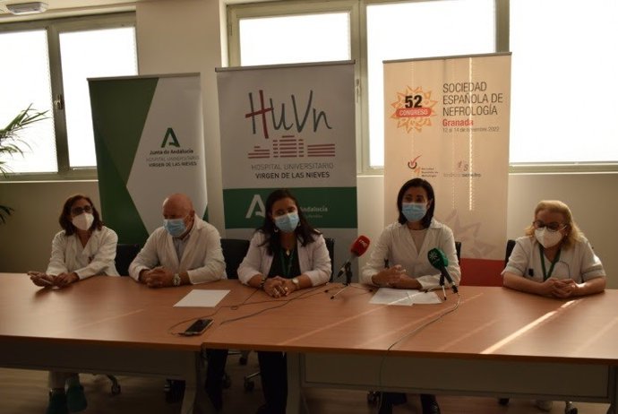 Directora gerente del Hospital Virgen de las Nieves, María Ángeles García Rescalvo, junto a los doctores Antonio Osuna y María del Carmen de Gracia, co-presidentes del Comité Organizador del Congreso, y las supervisoras de Enfermería Nefrológica.