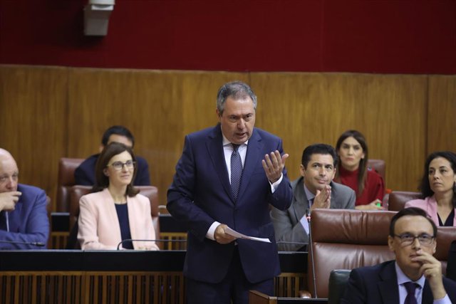 El secretario general del PSOE-A, Juan Espadas, en el Pleno del Parlamento andaluz.