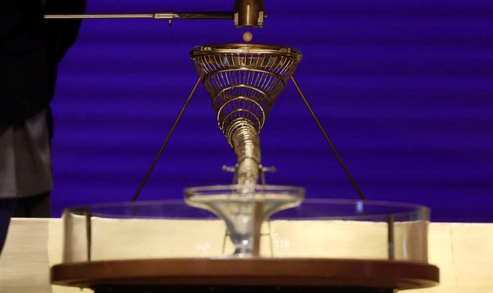 Archivo - Una de las bolas de la celebración del Sorteo Extraordinario de la Lotería de Navidad 2021 en el Teatro Real de Madrid.