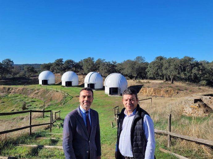 El delegado territorial de Justicia, Administración Local y Función Pública, Javier Millán, y el alcalde de Almadén de la Plata, José Carlos Raigada.