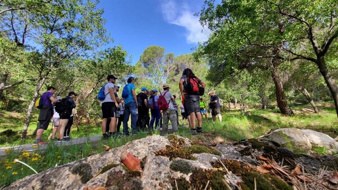 Archivo - Participantes en una ruta interpretativa.