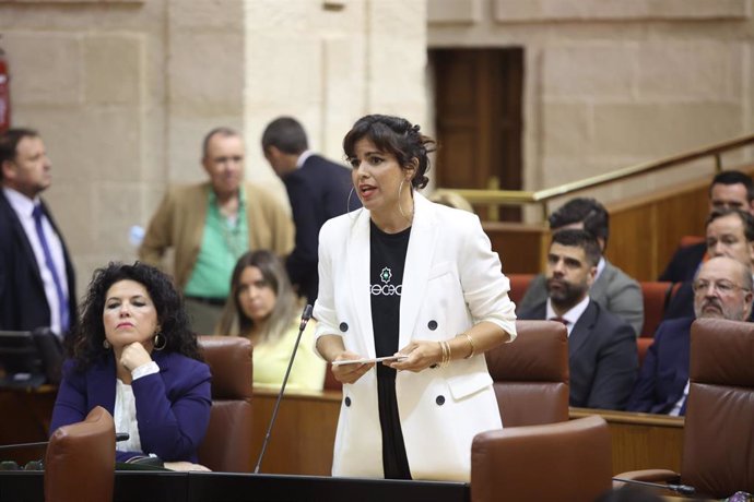 La portavoz de Adelante Andalucía, Teresa Rodríguez, en su pregunta en el Pleno del Parlamento al presidente de la Junta de Andalucía, Juanma Moreno.