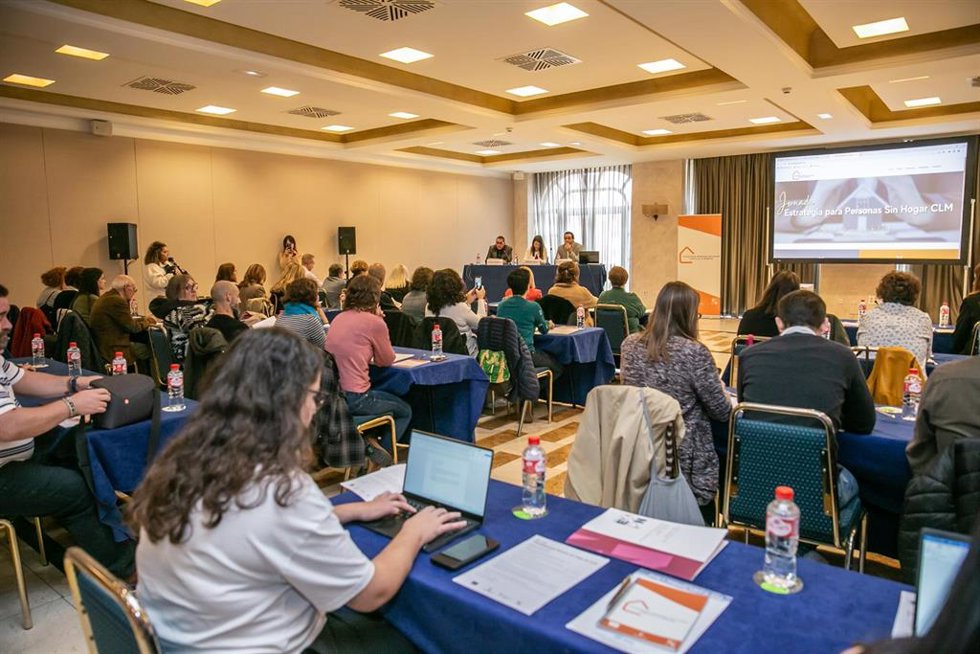 La consejera de Bienestar Social, Bárbara García Torijano, inaugura junto al vicepresidente de EAPN-CLM, Jesús Rodríguez, la jornada de presentación de la Estrategia de Atención a las Personas Sin Hogar en Castilla-La Mancha.