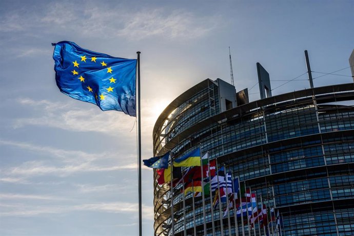 Archivo - 05 October 2022, France, Strasbourg: The flags of the European Union, Ukraine and EU member states fly in front of the European Parliament building in Strasbourg. A parliamentary resolution on the EU's response to high energy prices is to be v
